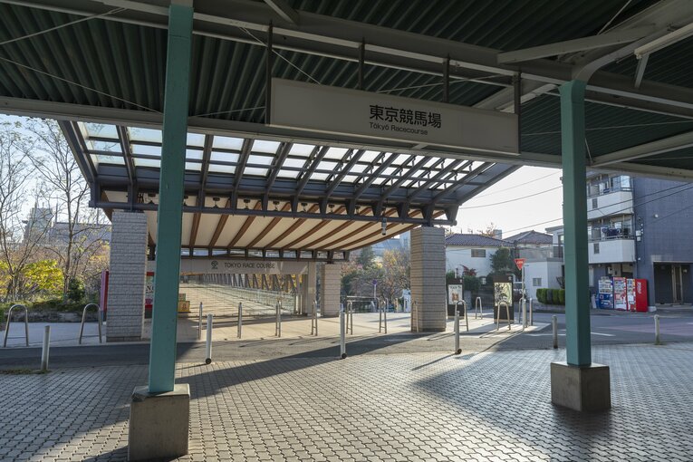 競馬場直結の陸橋通路