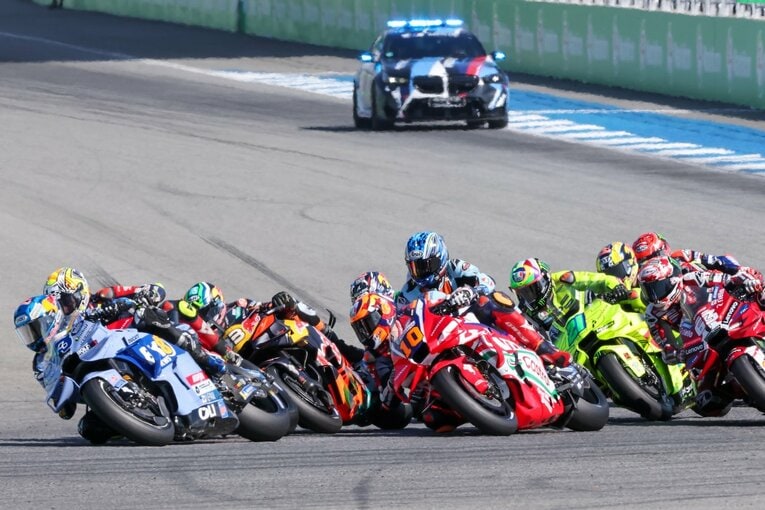 決勝8番手スタートの小椋（中央の青いヘルメット）は1コーナーで行き場をなくしてマシンを起こし、11番手に後退した　©Satoshi Endo