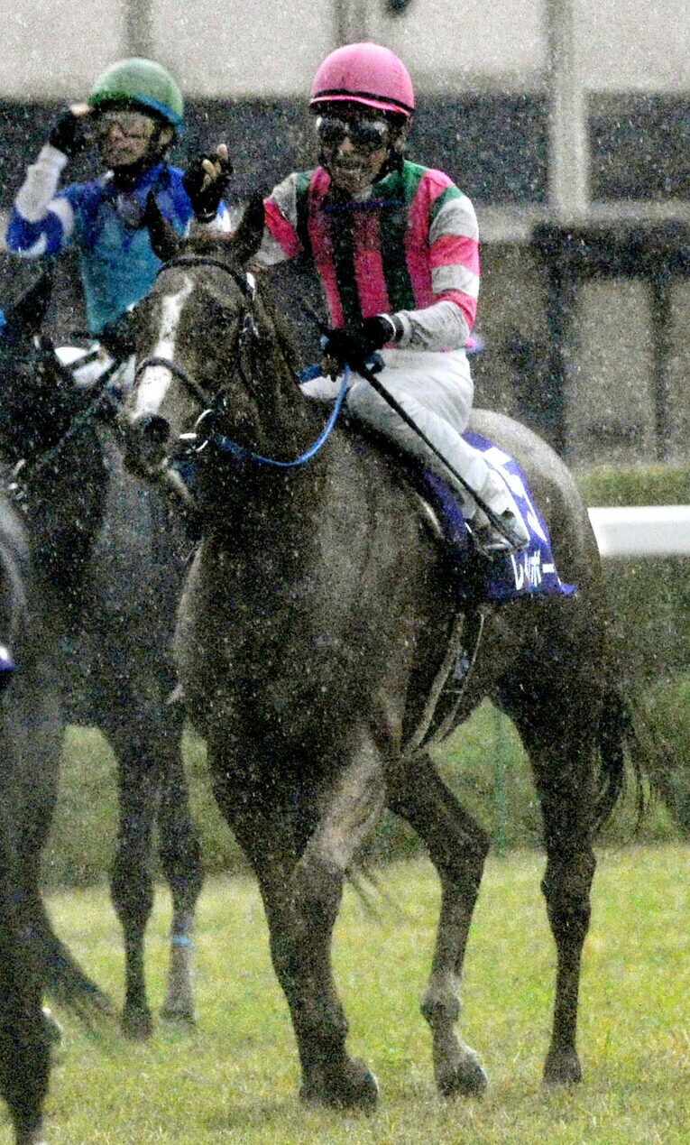 レース後に柴田善臣が見せた小さなガッツポーズ　©KYODO