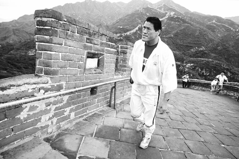 万里の長城を訪れた猪木。当時勃発していた湾岸危機を受けて、中国で大きな決断を下すことになる