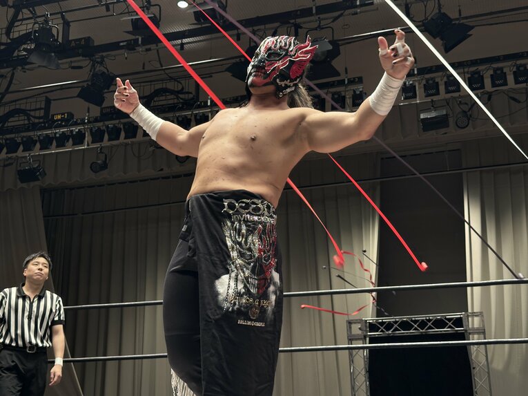 スワイプすると「エル・デスペラードvs葛西純」など激闘写真をご覧になれます　©Norihiro Hashimoto