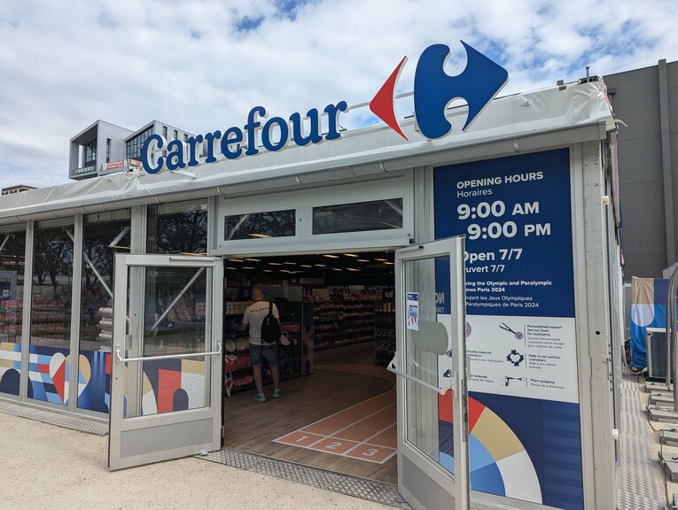 選手村内のスーパー「カルフール」　©Yu Saito 