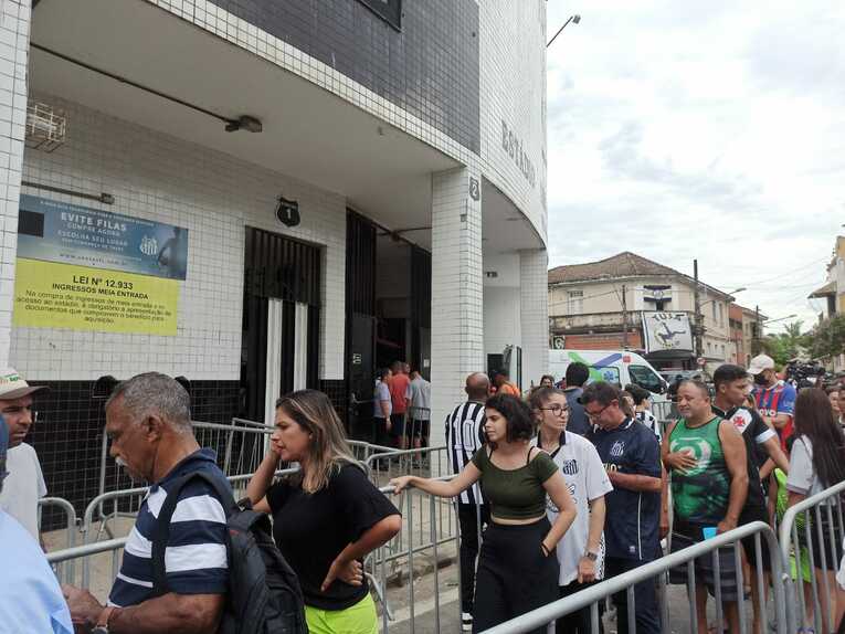 ペレの葬儀（お通夜）が行なわれているサントスのホームスタジアムに入るため、列に並ぶファン（3日午前9時頃）2 ©Hiroaki Sawada