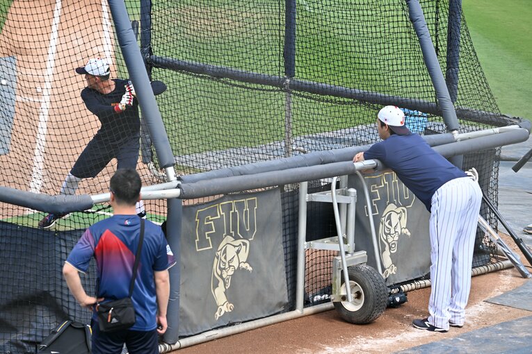 ヌートバーの打撃練習に興味津々の大谷　©︎Naoya Sanuki