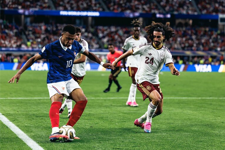 テレビに映らなかったフランスvsスペインの真相（写真は右に続きます）　©Kiichi Matsumoto/JMPA