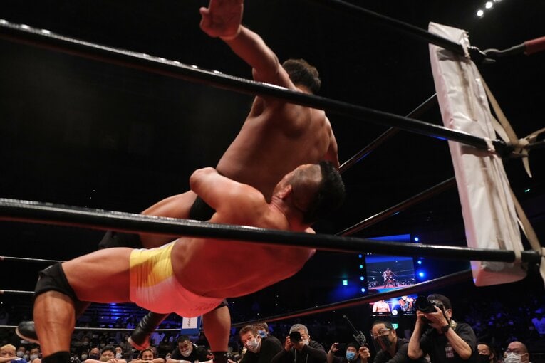 コーナーへのジャーマンで投げられた大谷（以下、実際のリング事故写真が含まれます）