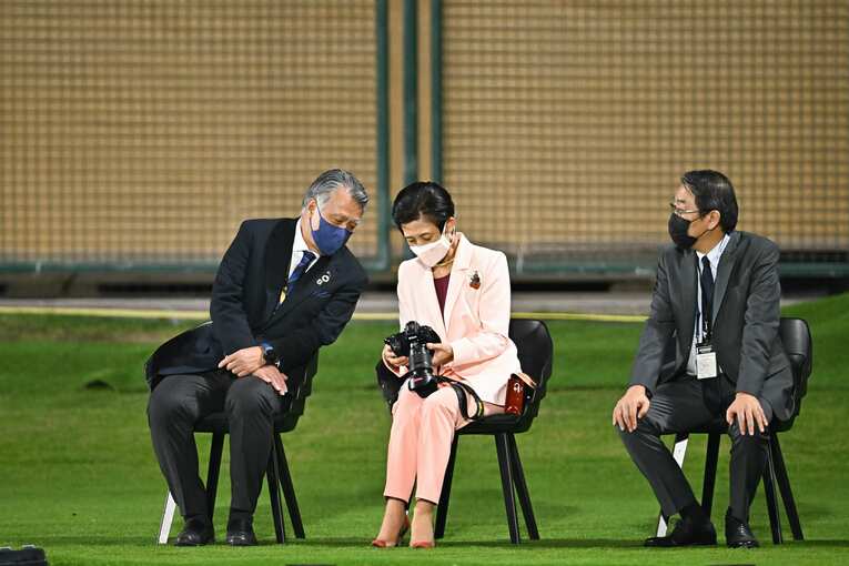 日本サッカー協会の田嶋幸三会長と一緒に練習を視察する同名誉総裁の高円宮妃久子さま　©Takuya Kaneko／JMPA