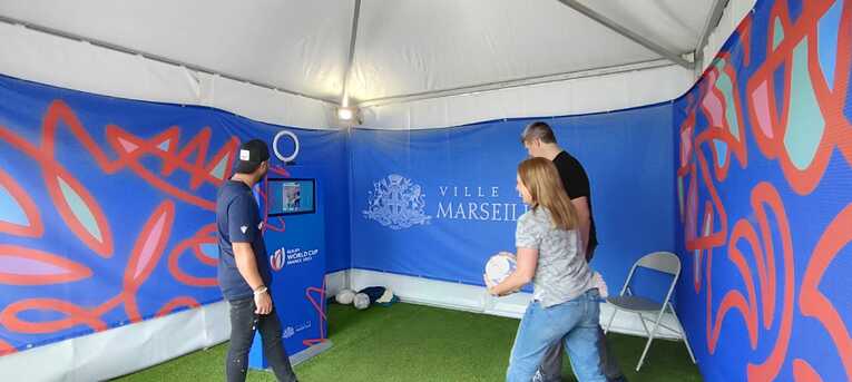 無料で写真を撮り、メールで送ってくれる　©Hiroaki Sawada