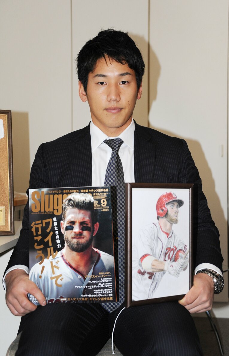 憧れのブライス・ハーパーのグッズを手に入寮したオリックス新人時代の吉田正尚（2016年1月）©︎JIJI PRESS