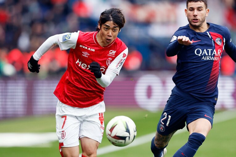 伊東純也は日本代表選外だが「フランス代表DFとの攻防で高い精度」強豪PSG戦、先制ゴール起点のち“深く一礼”…撮影カメラマンは見た(16)