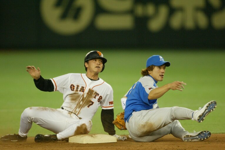 2000年版ランキングで1位に輝いた松井稼頭央（西武）。左は8位タイの二岡智宏（巨人）　©BUNGEISHUNJU