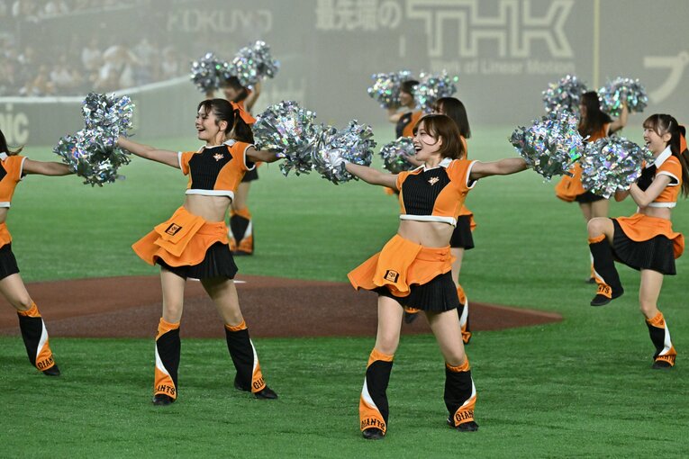 試合を盛り上げる巨人の公式マスコットガール「VENUS」　©Hideki Sugiyama