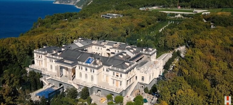 1400億円を投じ、黒海周辺にあるといわれる「プーチン宮殿」※写真をスワイプすると内部の様子がご覧になれます／ロシアの反体制派指導者、アレクセイ・ナワリヌイ氏のYouTubeチャンネルより