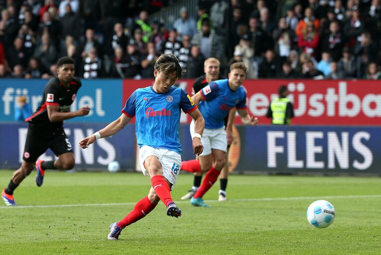 フランクフルト戦でPKキッカーを任された町野　©Getty Images