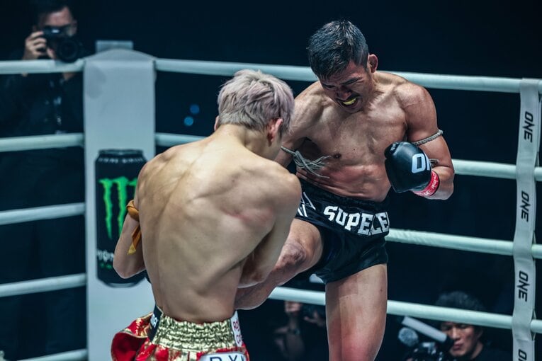 鬼の形相でキックを放つスーパーレック　©ONE Championshiop