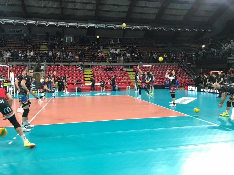 試合前の練習風景（筆者撮影）