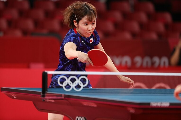 バックハンドを軸とした連続攻撃など派手なプレーが注目される平野だが、東京五輪では「隙のない卓球」でメダル獲得に貢献した ／ photograph by Takuya Matsunaga/JMPA