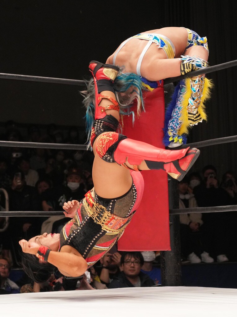 里村明衣子のオーバーヘッドキック　©Essei Hara