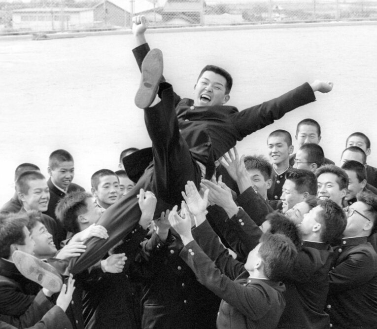 1988年のドラフト会議。大洋に1位で指名され、野球部員たちに胴上げされる谷繁元信　©KYODO