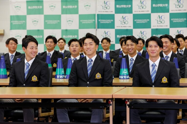 広島・新井貴浩監督の派手なガッツポーズに笑顔を浮かべる常廣羽也斗（中央）　©Shigeki Yamamoto