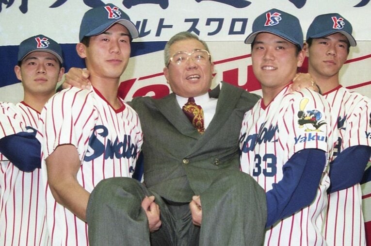ヤクルト入団会見で当時の野村克也監督を担ぎ上げる18歳の三木肇（前列左、前列右は息子の野村克則）　 ／ photograph by SANKEI SHIMBUN