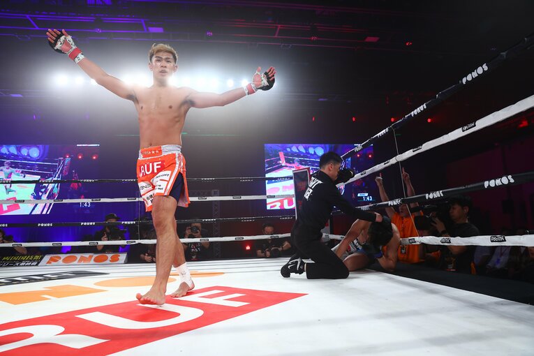 勝利をアピールするYA-MAN　©RISE CREATION