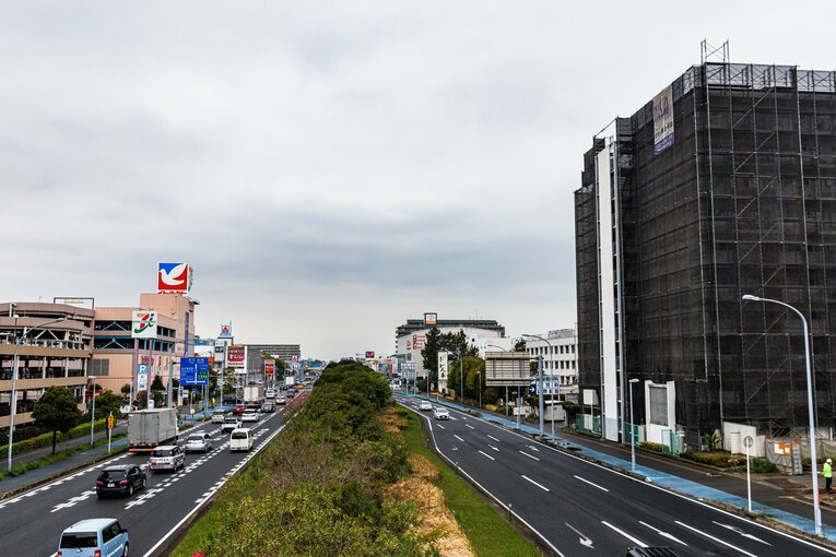 国道14号線。交通量が多い。このあたりから大型マンション、オフィスビルが目立ち始める