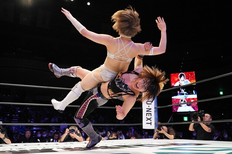 安納サオリvsMIRAI　©Essei Hara