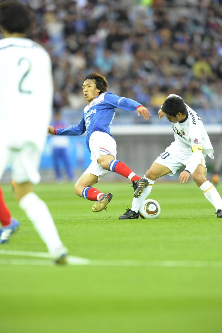 中村俊輔と競り合う小笠原満男（2010年）　©︎Toshiya Kondo