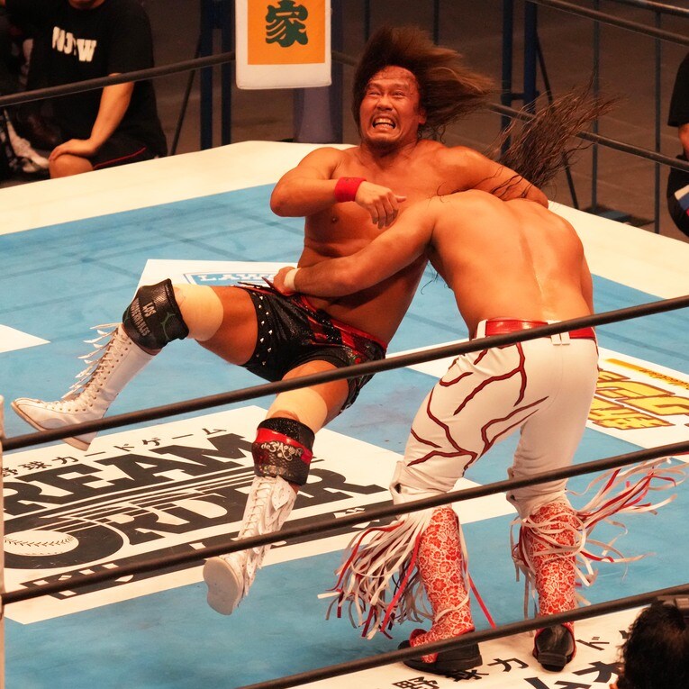 内藤哲也はデスティーノ（DDT）で辻陽太を攻める　©Essei Hara