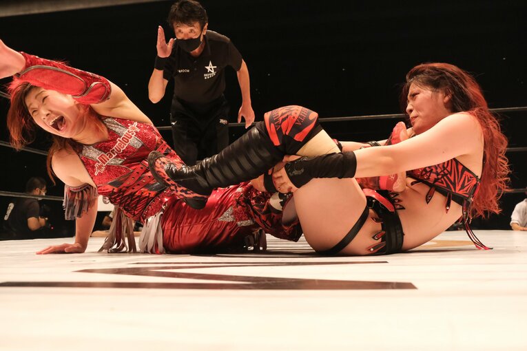 足4の字固めで彩羽を追い込んだ林下