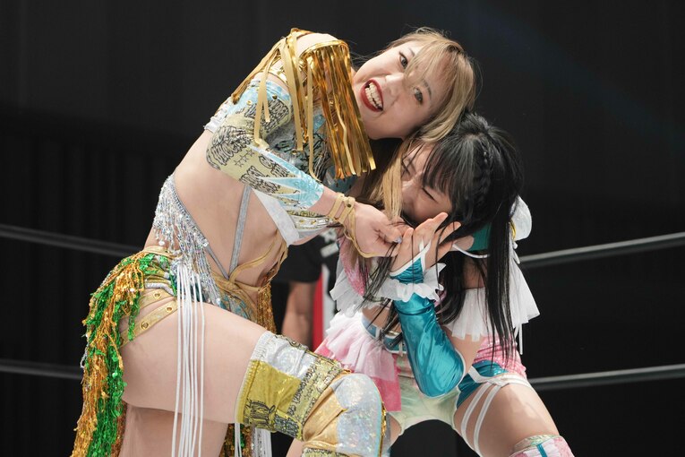 デビュー戦。上谷沙弥に締め上げられる玖麗さやか　©Essei Hara