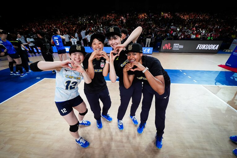 福留慧美、松井珠己、黒後愛、オクム大庭冬美ハウィ（VNLセルビア戦）©︎Volleyball World