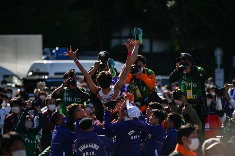 胴上げが始まる　©Nanae Suzuki