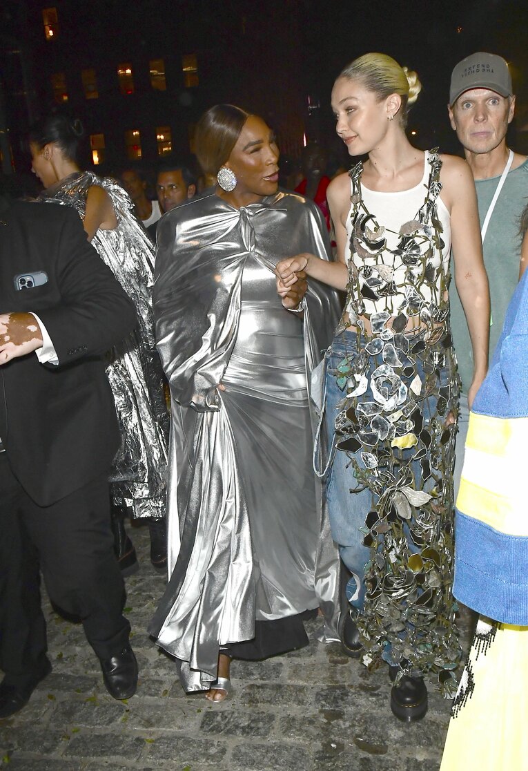 9月12日、ヴォーグ誌のイベントに登場したセリーナ。ファッションモデルのジジ・ハディッドらと仲良く登場　©Getty Images