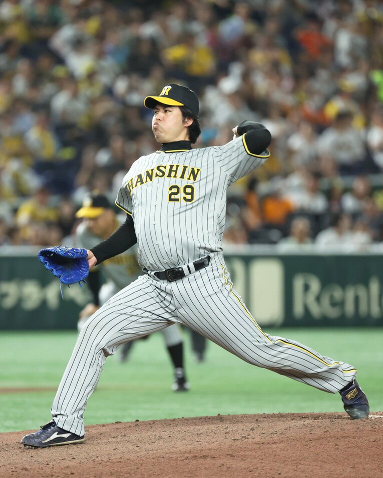 2024年、阪神と巨人のOB戦でのピッチングフォーム　©JIJI PRESS