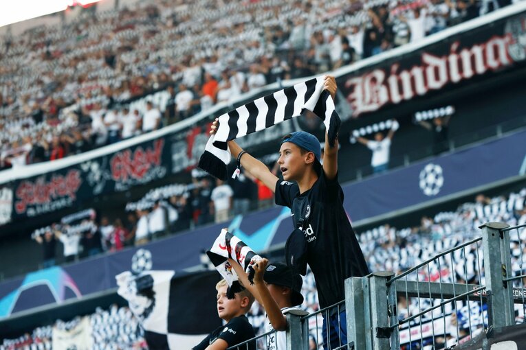 「“鎌田大地と守田英正が一緒に写った1枚”を狙いたいけど…」「長谷部誠はすでにコーチのように」CL日本人対決と“美しい夕焼け”撮影ウラ話(44)