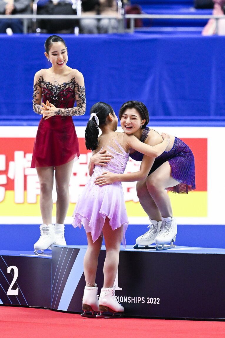 全日本選手権表彰式、優勝した坂本花織とハグをかわす島田 ©Asami Enomoto