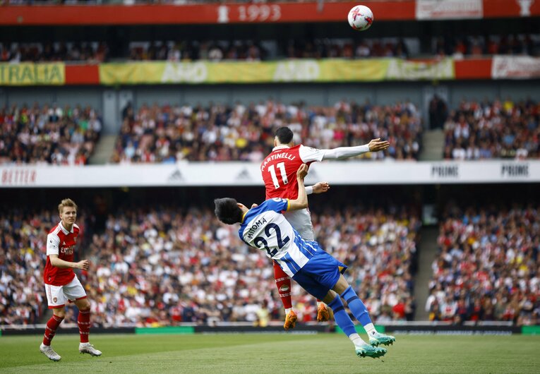 アーセナル戦、前半5分の危険なシーン（1／2枚）。死角から入ってきたマルティネッリの“危険なチャージ”を受けた三笘。しばらくピッチ上で動けない時間が続いた　©AFLO