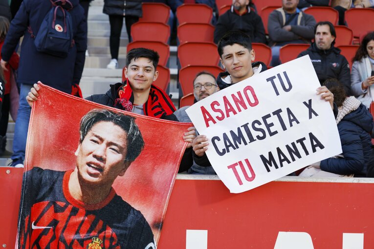 「脱ぐと筋骨隆々な肉体で」「ゴールで響く“タクマ・アサノ”コール」日本代表未招集も…カメラマンが見たFW浅野拓磨のマジョルカで愛される姿(3)