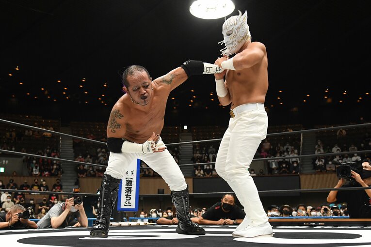 「死んでもいい覚悟なんていらねぇんだよ！」葛西純はエル・デスペラードに何を伝えたのか？ カメラマンが激写した“血と熱狂の23分30秒”(23)