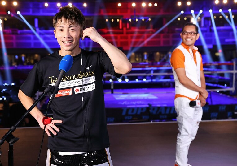 井上尚弥の会見を笑顔で見守るドネア ／ photograph by Getty Images