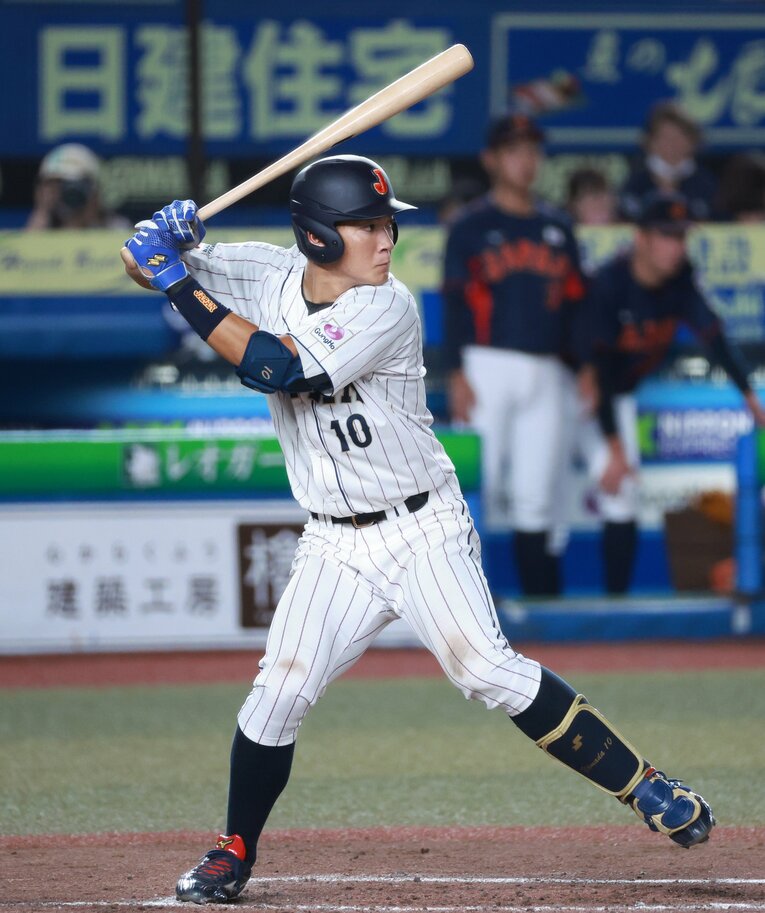 立教大4年時の2022年8月、U18野球壮行試合・高校日本代表－大学日本代表で打席に立つ山田健太　©︎JIJI PRESS