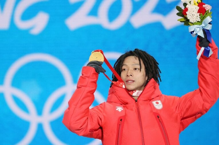 日本スノーボード界に初の五輪金メダルをもたらした平野歩夢（23）。この偉業達成を、元オリンピアンで解説を務めた中井孝治はどう見たのか？ ／ photograph by JIJI PRESS
