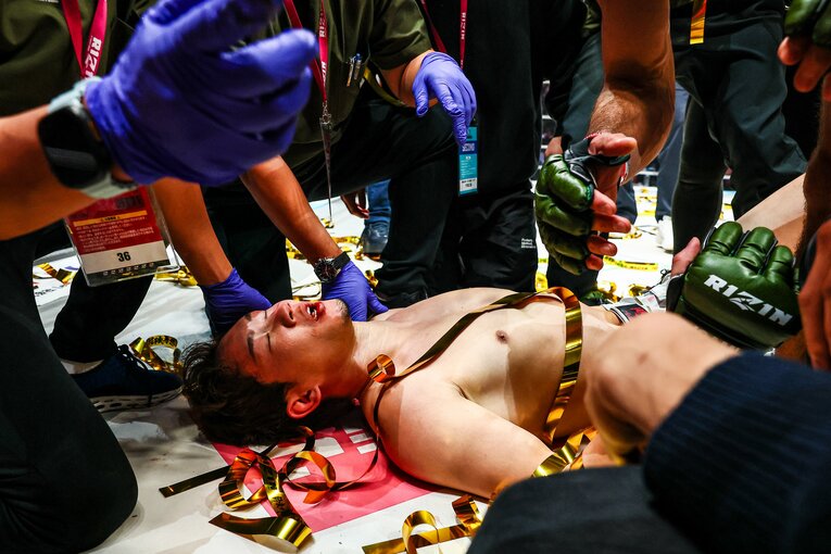 朝倉未来に言葉をかけるシェイドゥラエフ　©RIZIN FF Susumu Nagao