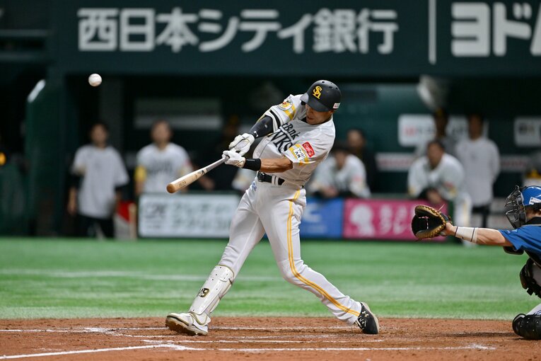 ［第2戦］ギータ、復活の決勝ホームラン連続写真！　©Hideki Sugiyama