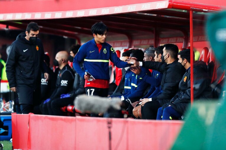 久保建英“オレが蹴る”FK弾→手荒い祝福に「い、痛いんですけど」 カメラマンが至近距離でとらえた一撃と、ファンから“感謝の大拍手”(45)