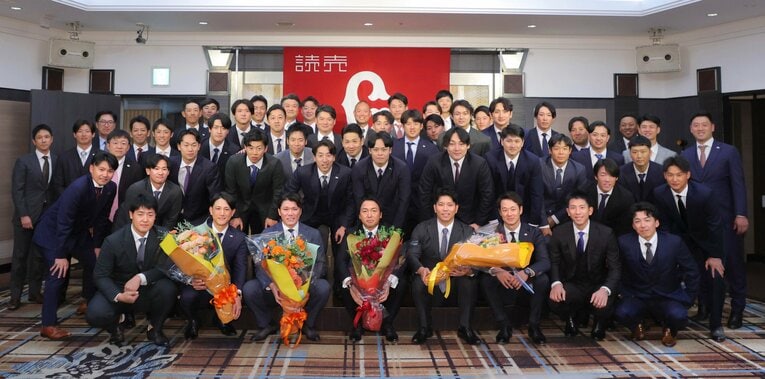 10月14日、長野の引退会見。選手36人、コーチ・スタッフ合わせて計53人が集まり、「これ来すぎじゃない」と長野本人も驚いた　©AFLO