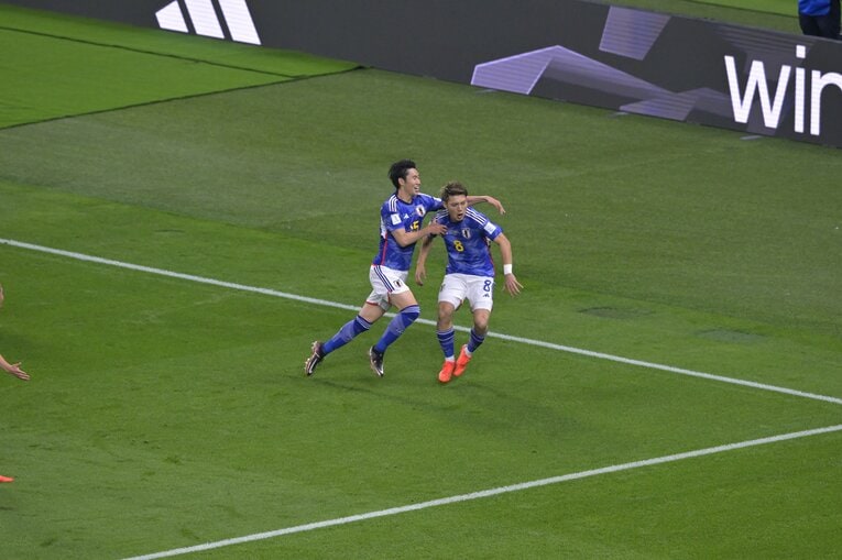 ゴールを決め、感情を爆発させる堂安。ガッツポーズをしようとするところに鎌田が近寄る　©Koki Nagahama/JMPA