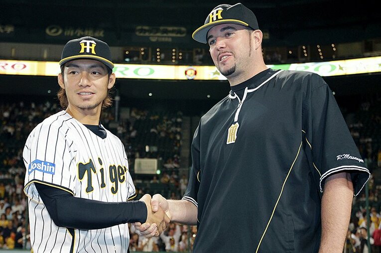 2011年、お立ち台で握手を交わした鳥谷（左）とメッセンジャー。どちらも今季での退団が決まったが、その経過は対照的だ。 ／ photograph by Kyodo News